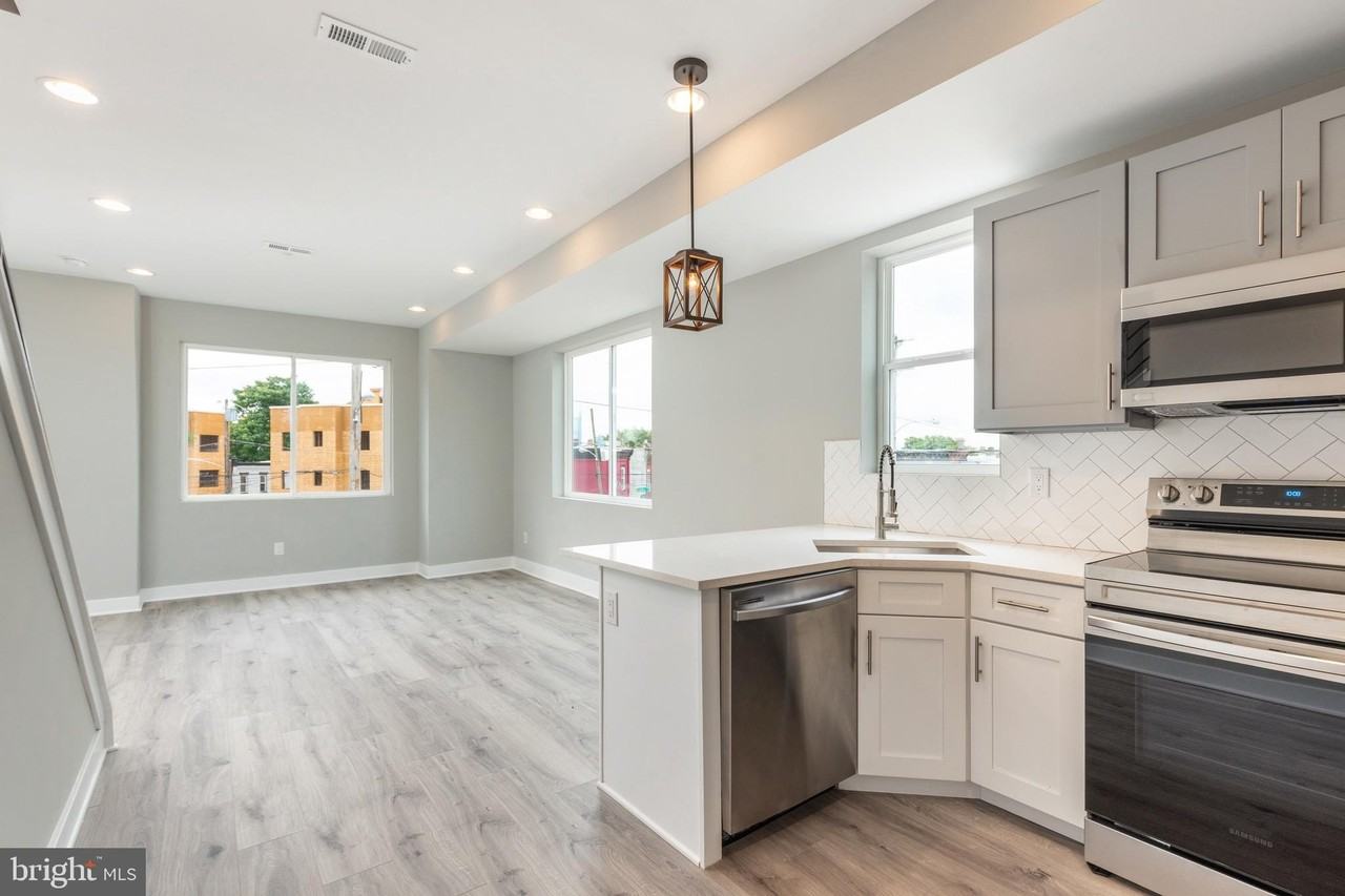 2729 W Glenwood Ave #1 - Photo 3 of 15