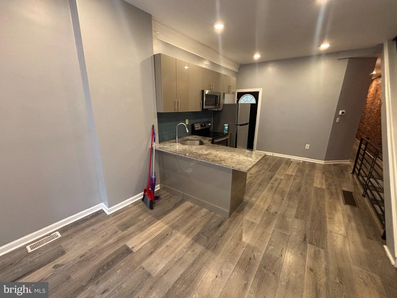 1717 Fontain St - Photo 2 of 22
