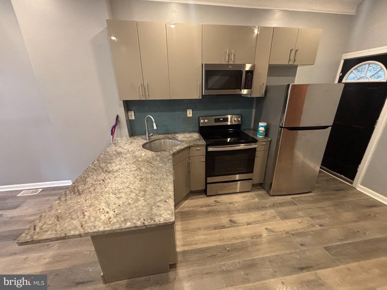 1717 Fontain St - Photo 3 of 22