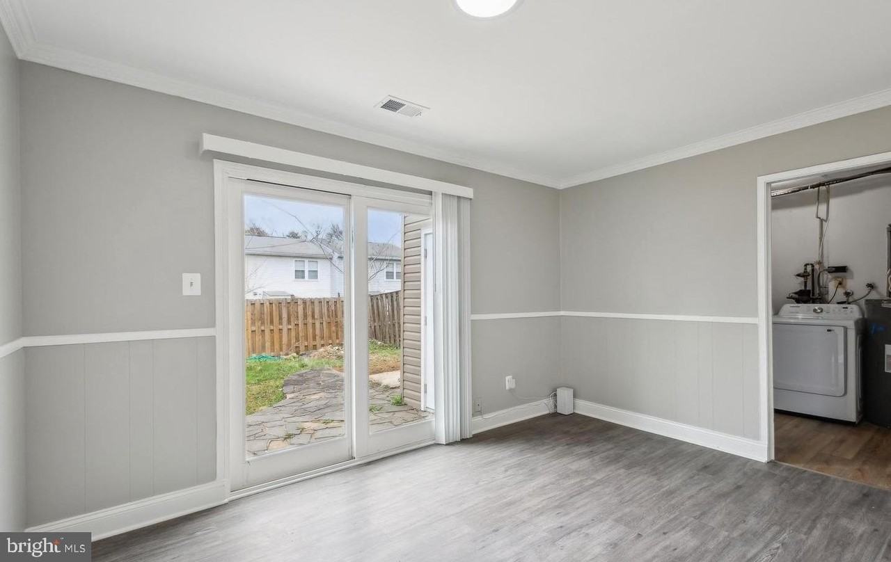 9490 Mooregate Ct - Photo 7 of 35