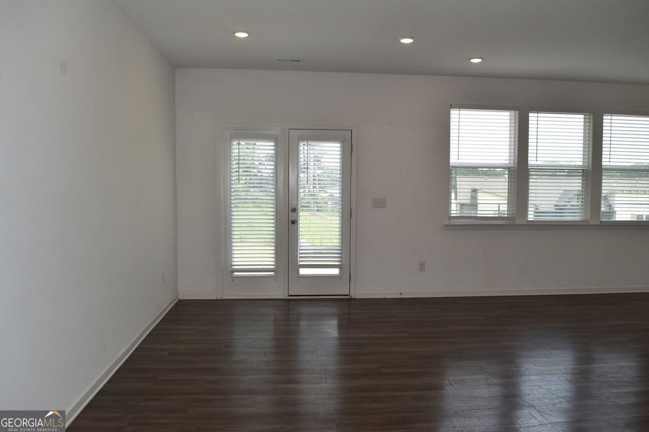 190 Mission Blvd - Photo 2 of 17