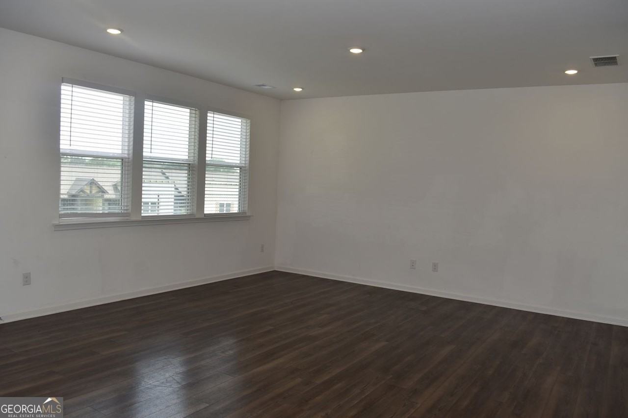 190 Mission Blvd - Photo 3 of 17