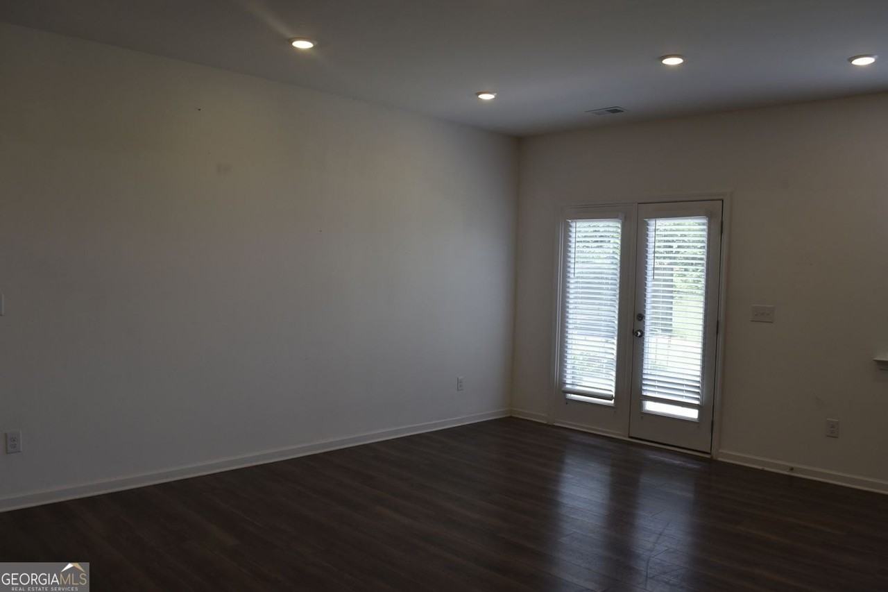 190 Mission Blvd - Photo 4 of 17