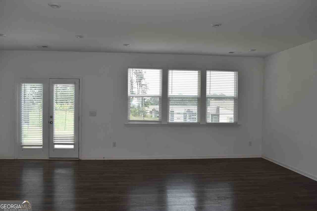 190 Mission Blvd - Photo 5 of 17