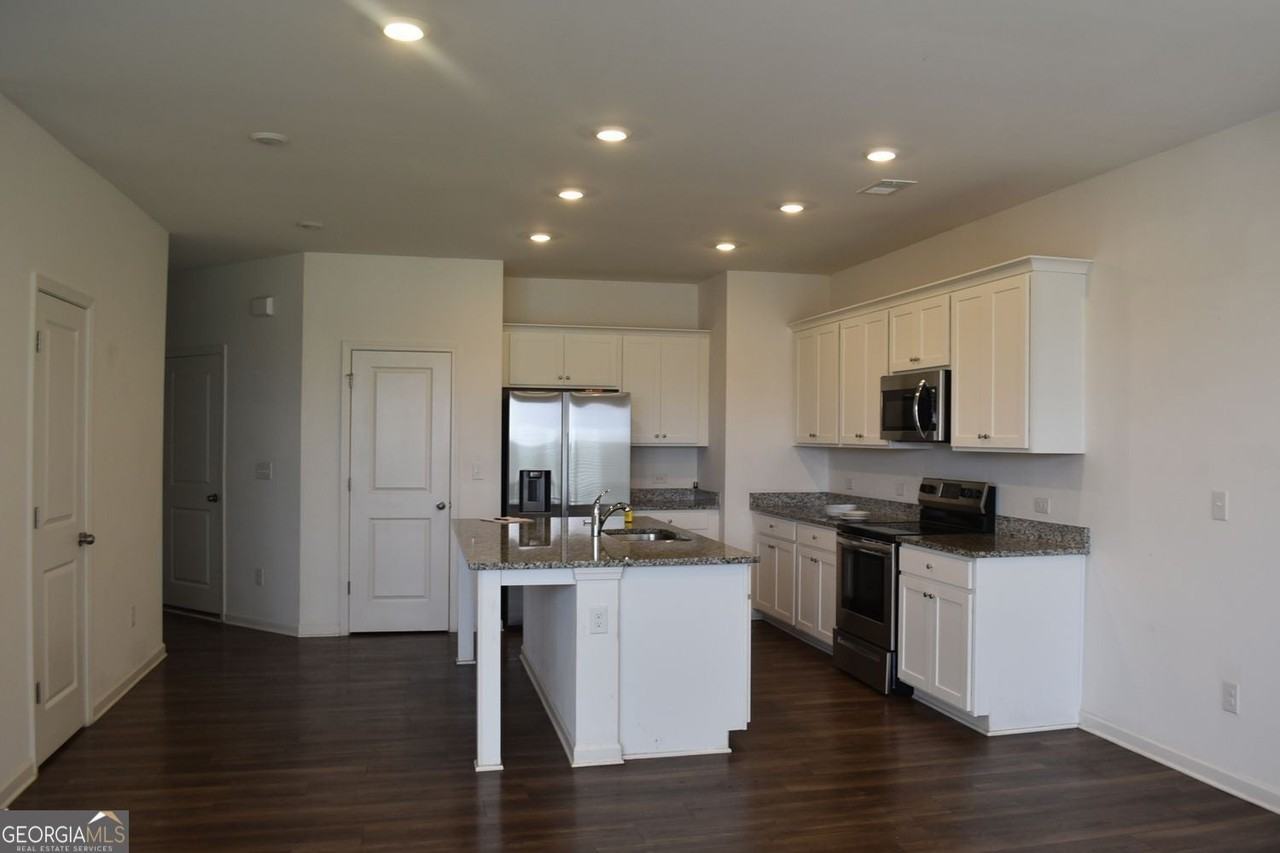 190 Mission Blvd - Photo 6 of 17