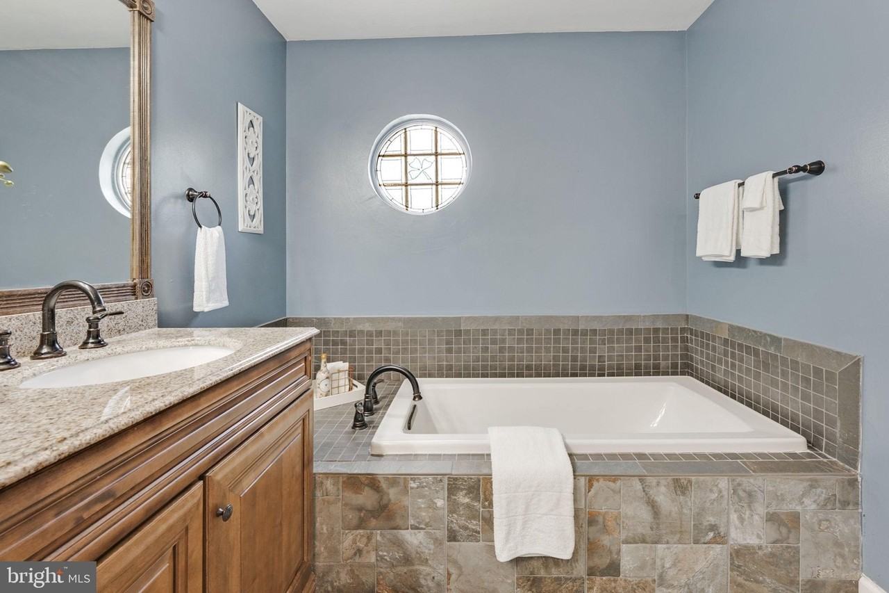 4888 Ebb Tide Ct - Photo 4 of 41