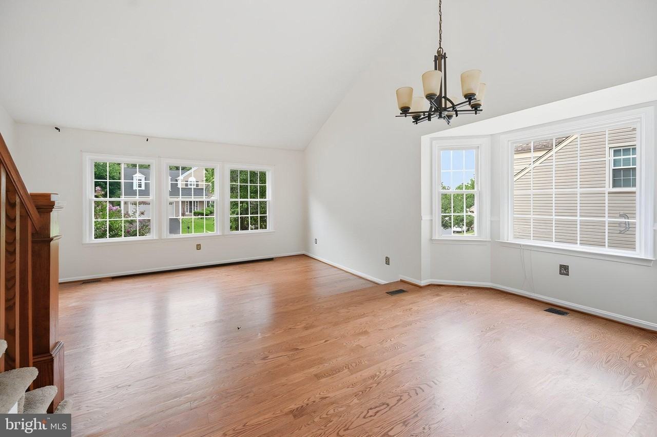10212 Winged Elm Cir - Photo 5 of 24