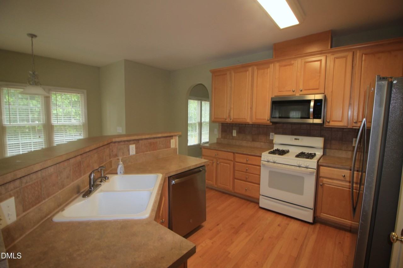 304 Peachtree Point Ct - Photo 7 of 25