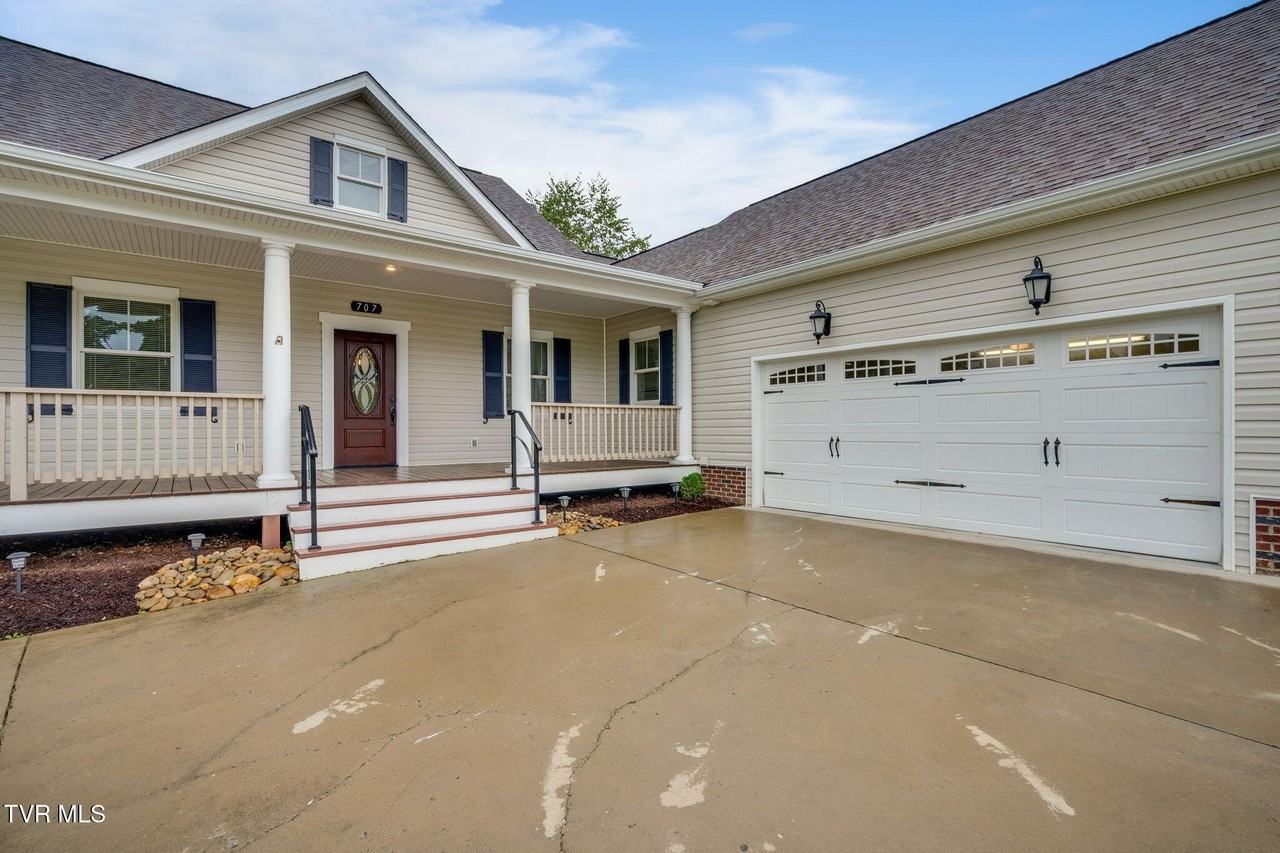 707 Victoria Lee Way - Photo 2 of 36