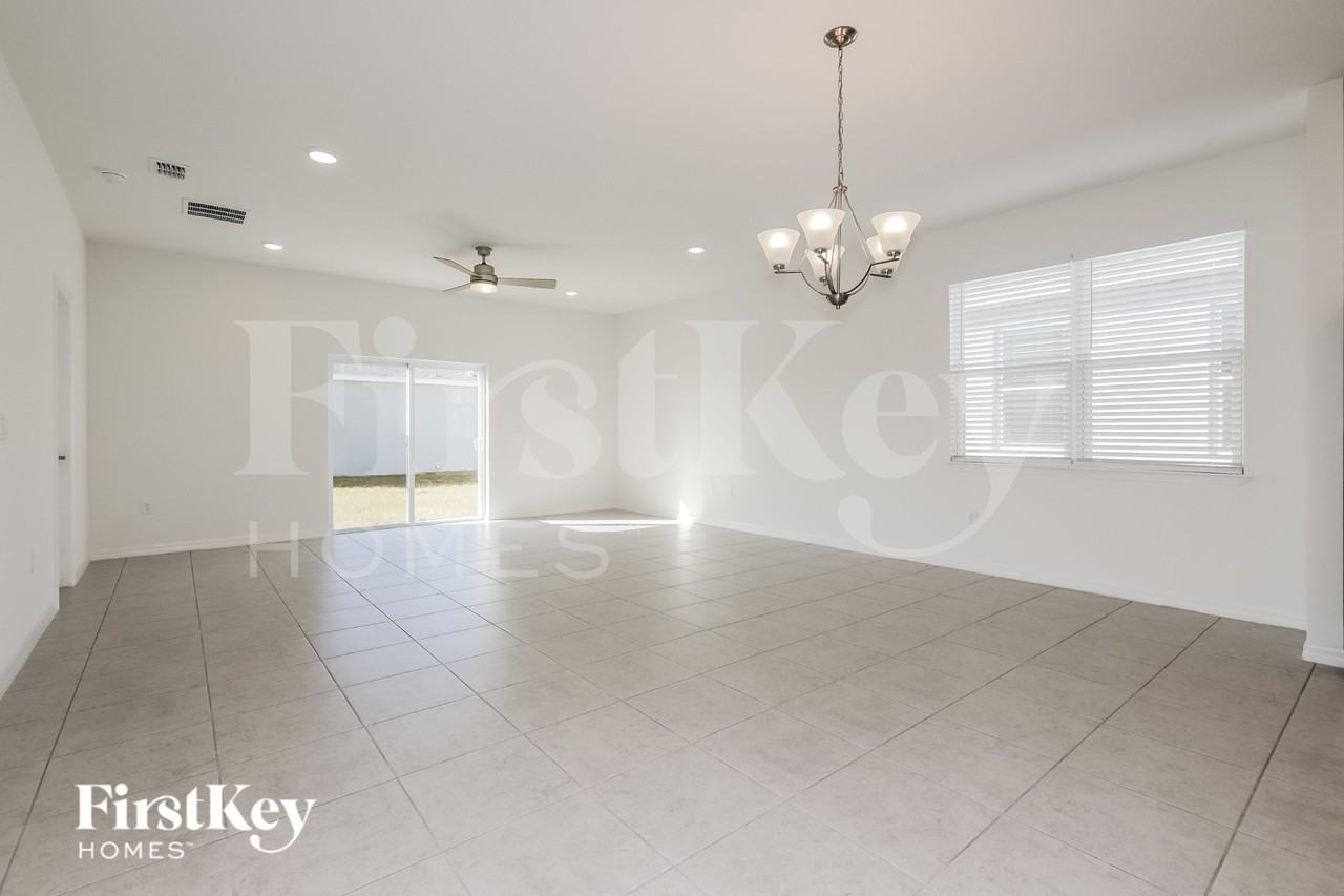 585 Crown Rose Dr - Photo 4 of 16