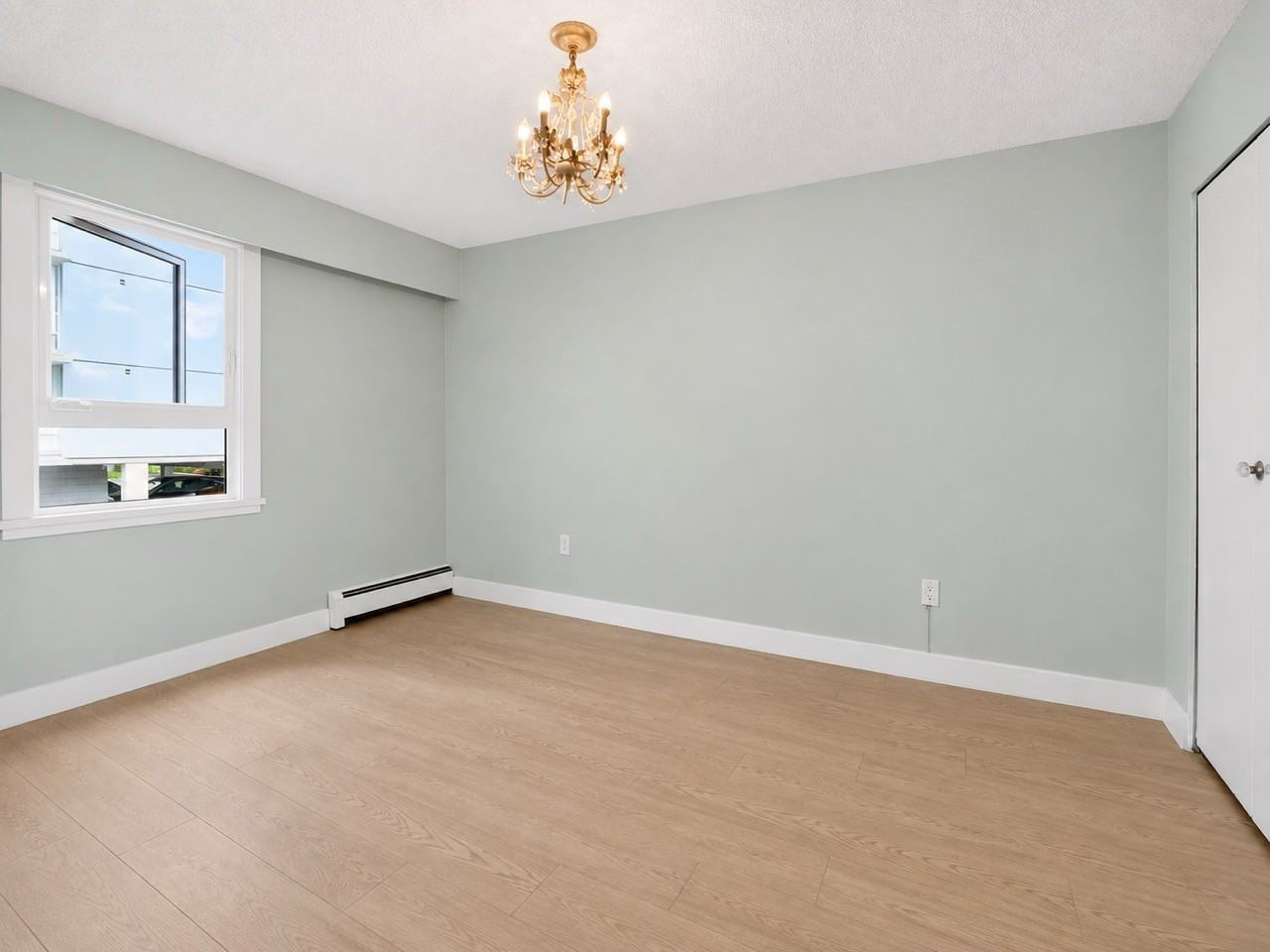 1340 Duchess Ave - Photo 4 of 9