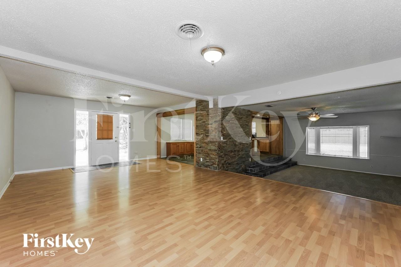 613 E University Ave - Photo 2 of 16
