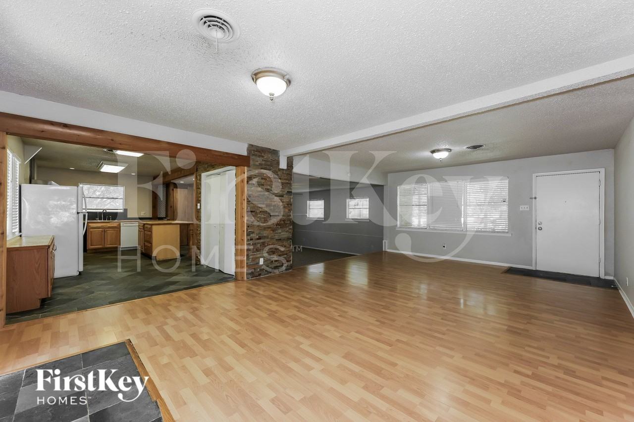613 E University Ave - Photo 3 of 16