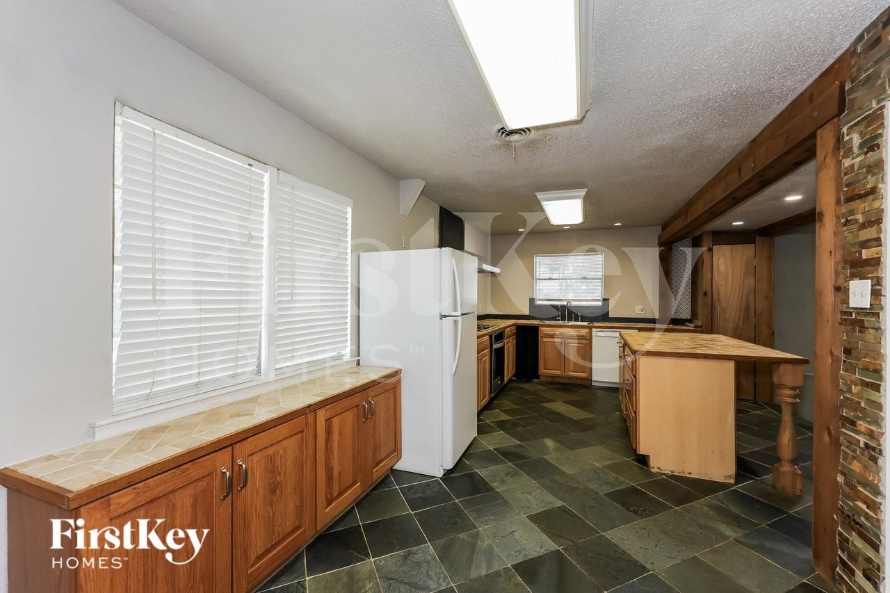 613 E University Ave - Photo 4 of 16