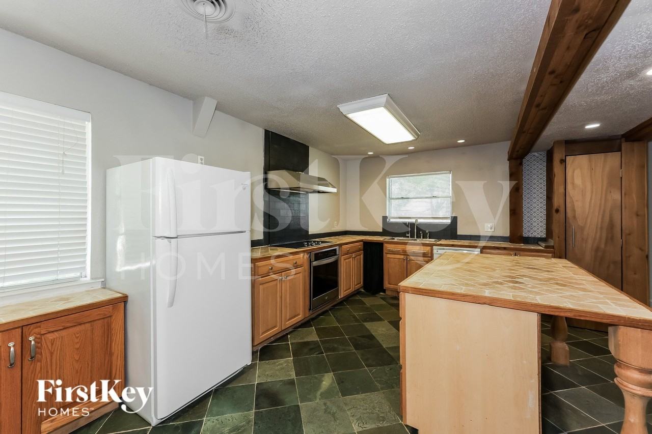 613 E University Ave - Photo 5 of 16