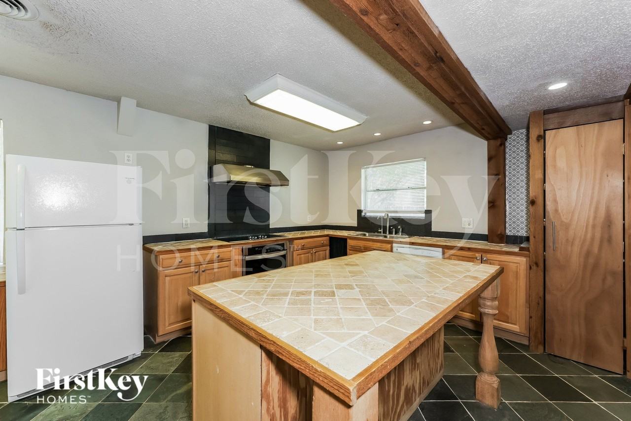 613 E University Ave - Photo 6 of 16