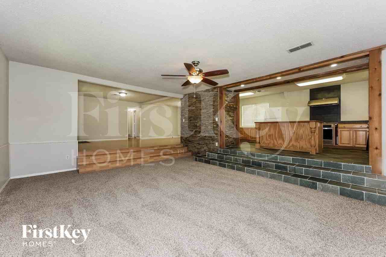 613 E University Ave - Photo 7 of 16