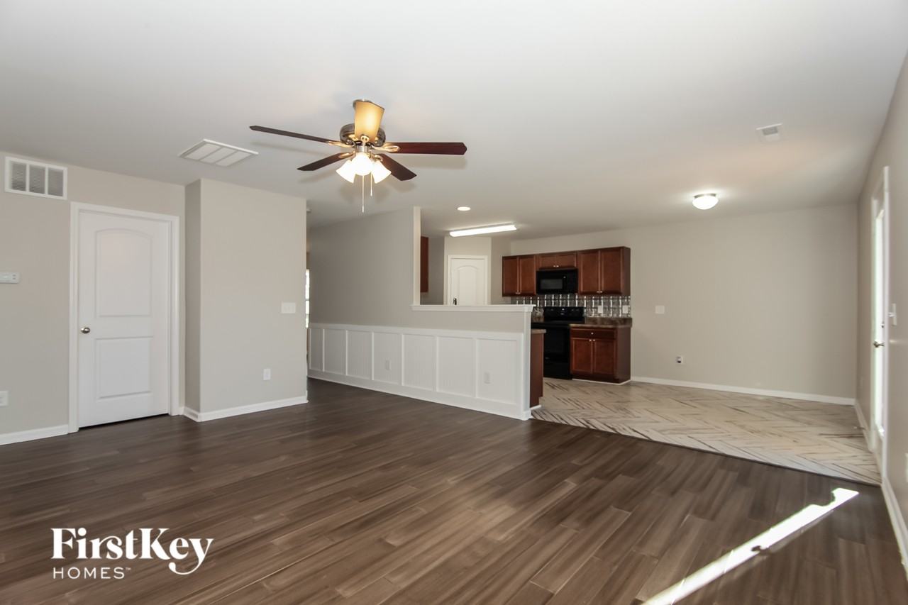 1544 Pecan Ln - Photo 4 of 15