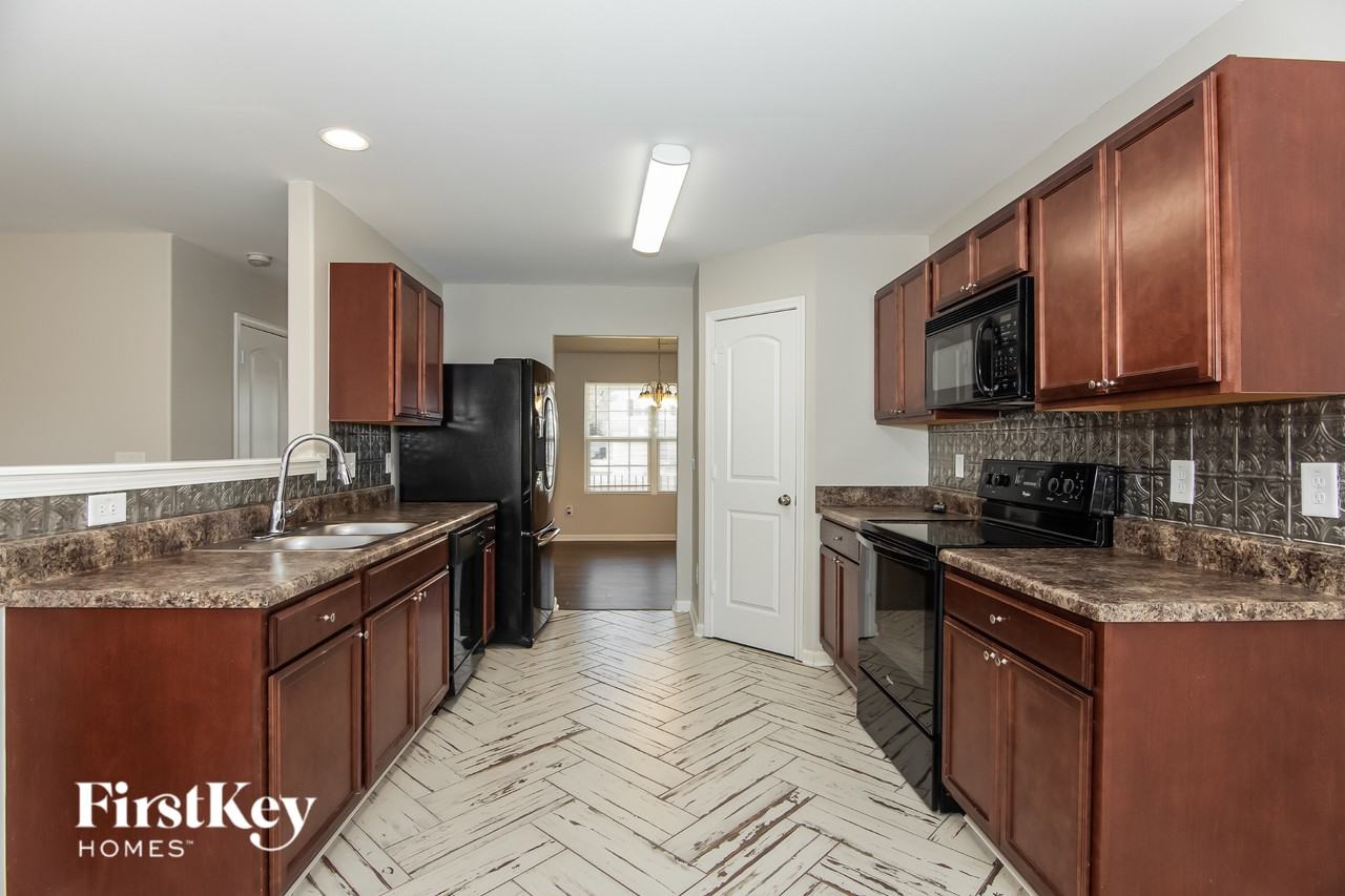 1544 Pecan Ln - Photo 5 of 15