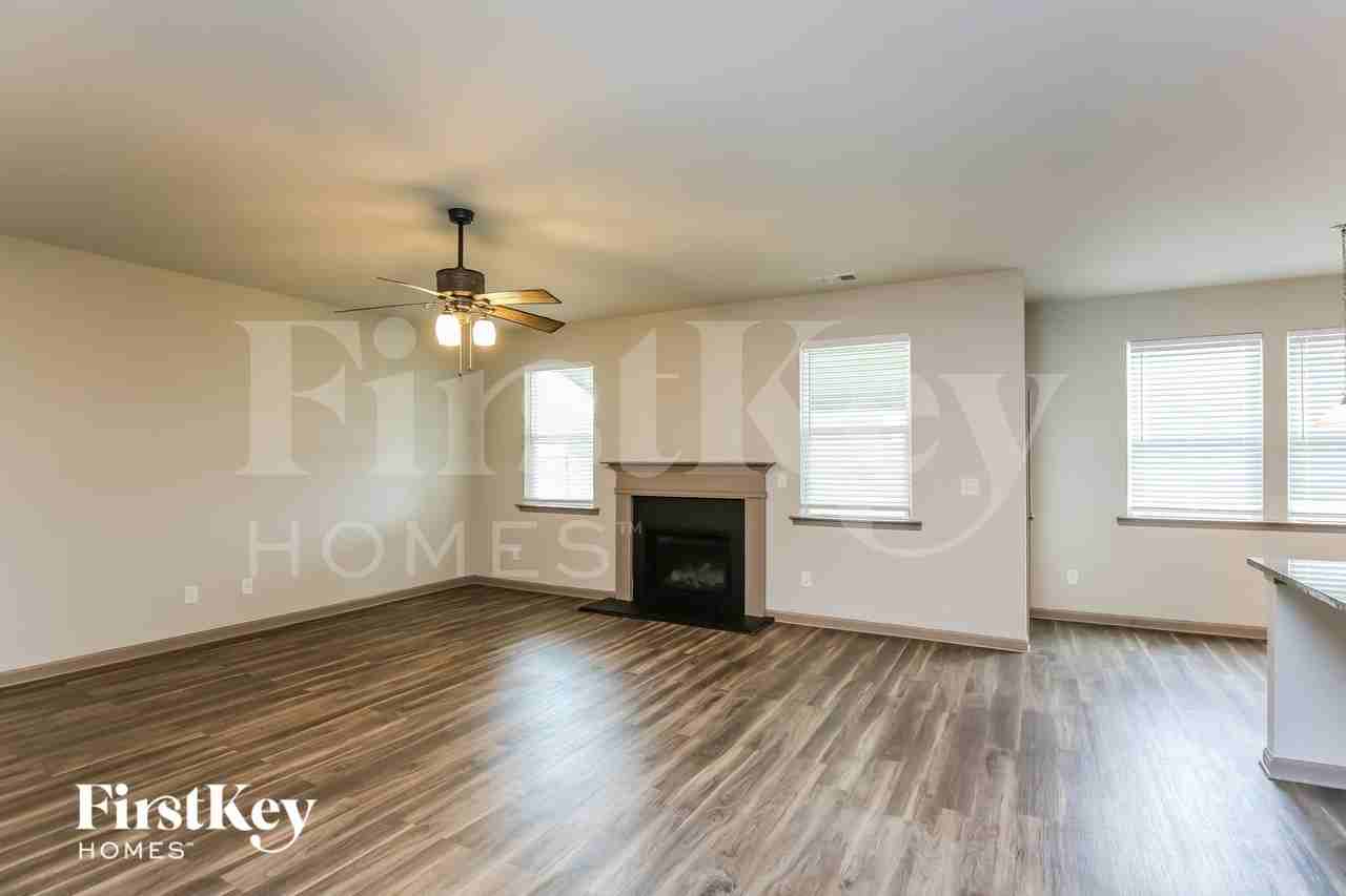 270 Freedom Pkwy - Photo 4 of 15