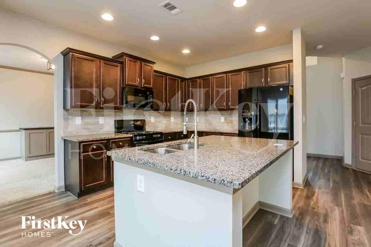 270 Freedom Pkwy - Photo 5 of 15