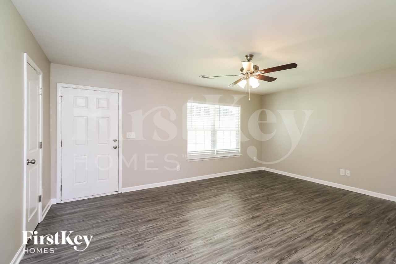 910 Park Rd - Photo 3 of 19
