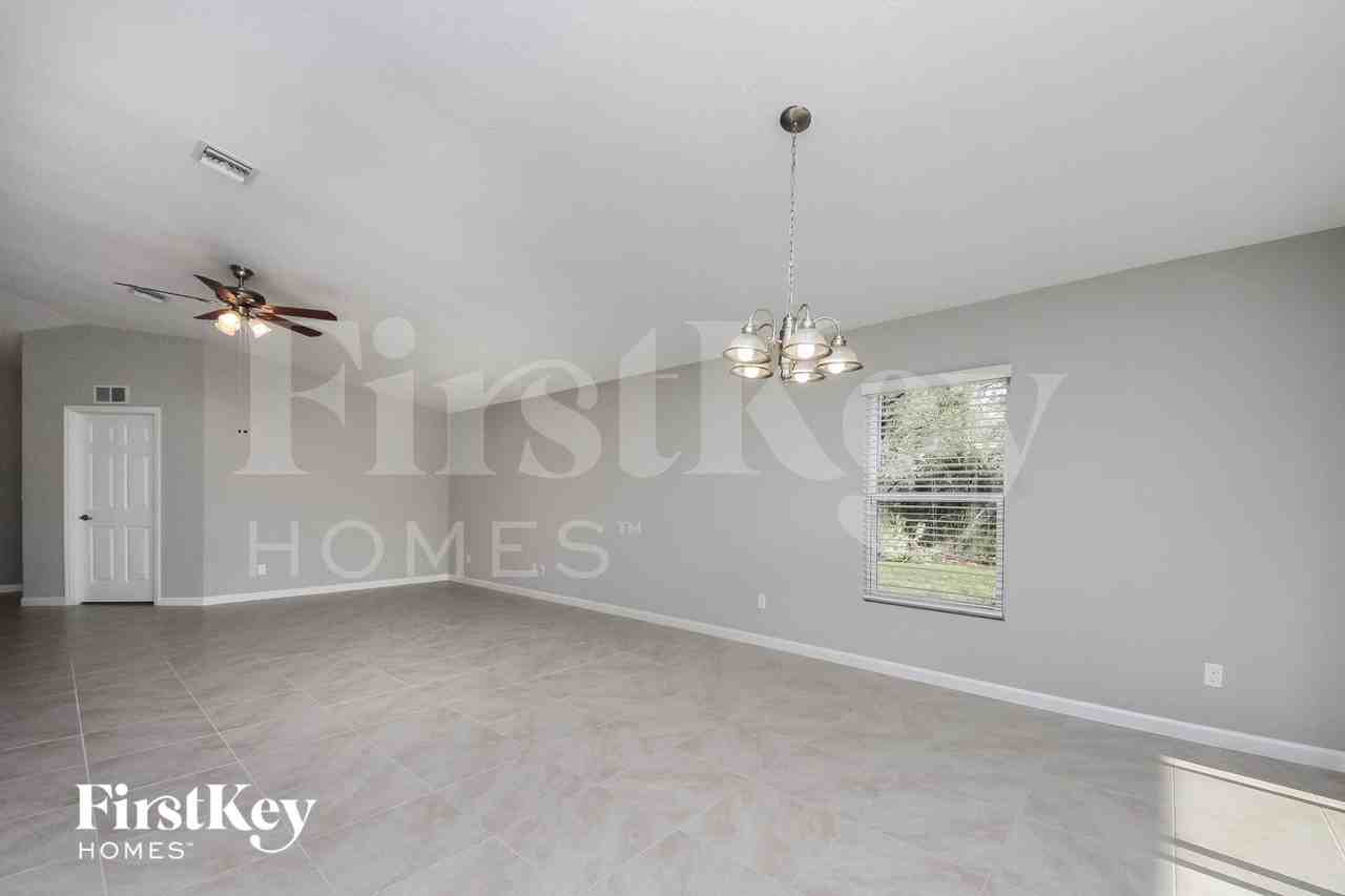 1490 Paramount Ave Se - Photo 2 of 16