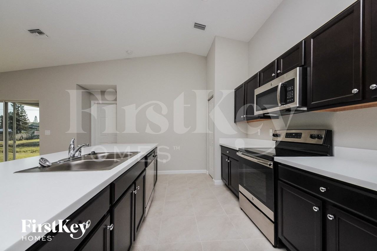 1490 Paramount Ave Se - Photo 5 of 16