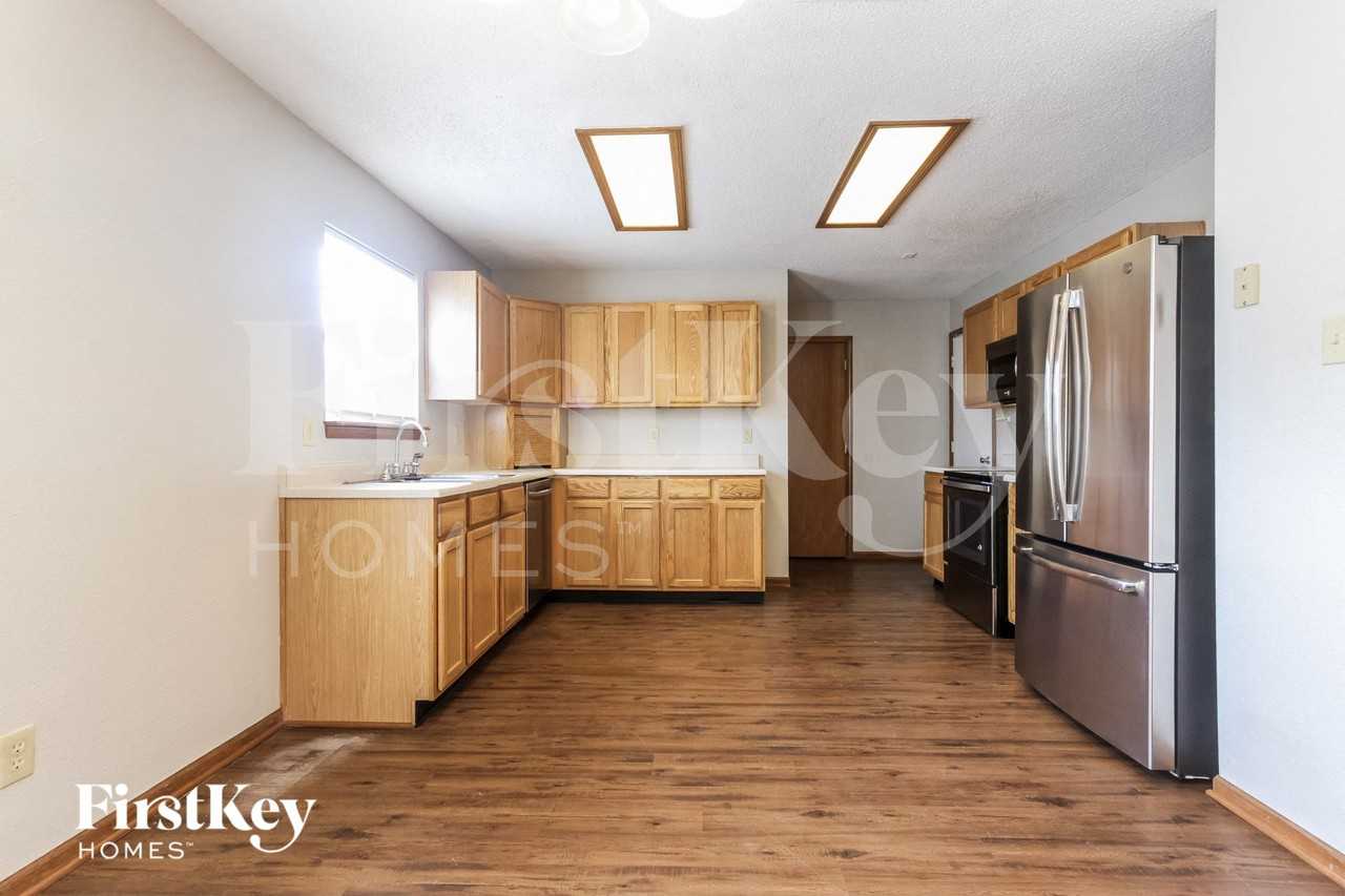 301 Sunbeam Ln - Photo 4 of 15