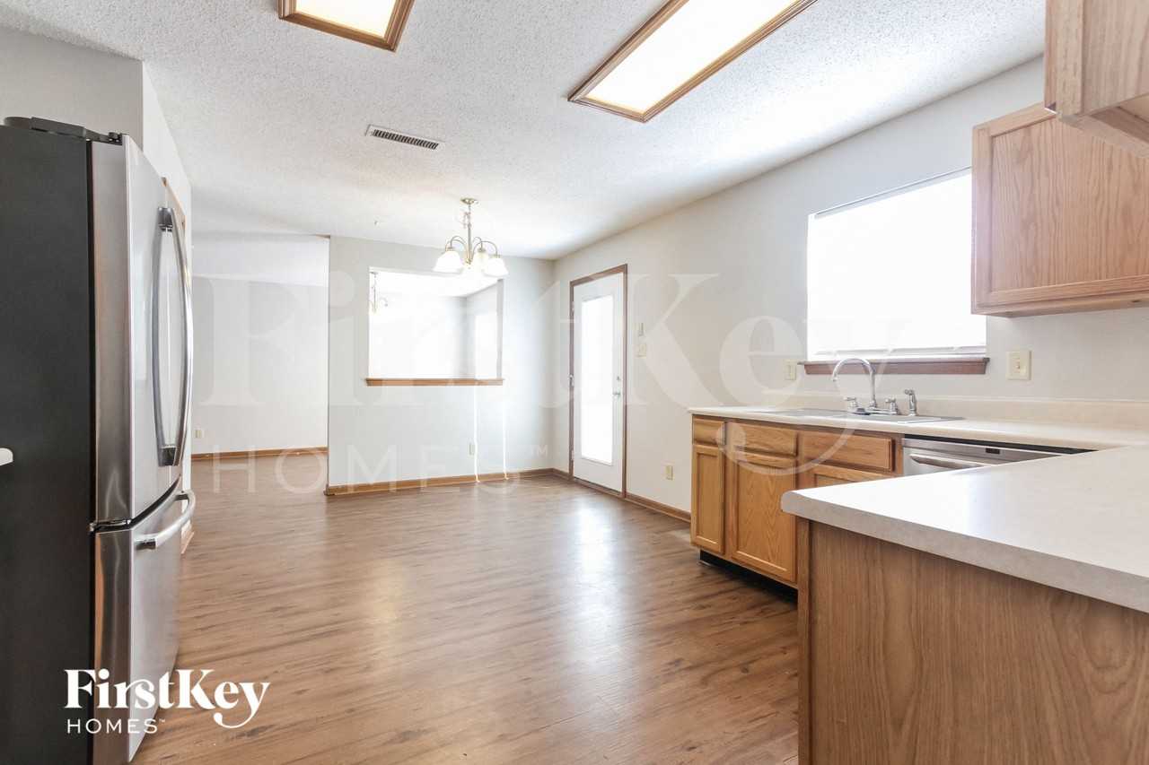 301 Sunbeam Ln - Photo 5 of 15