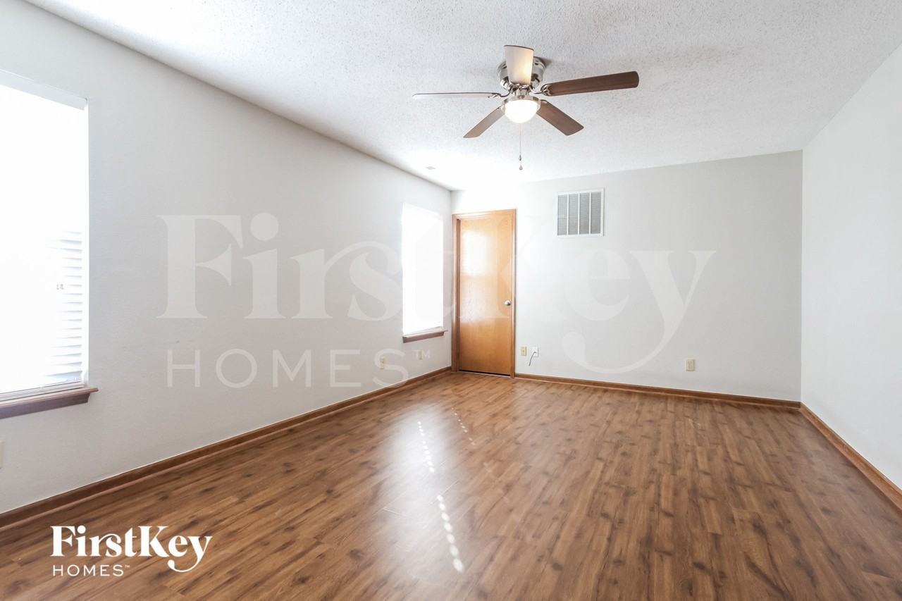 301 Sunbeam Ln - Photo 7 of 15