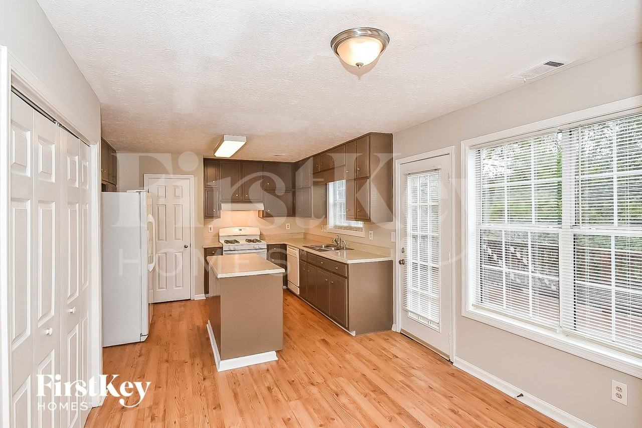 276 Due West Dr - Photo 4 of 15