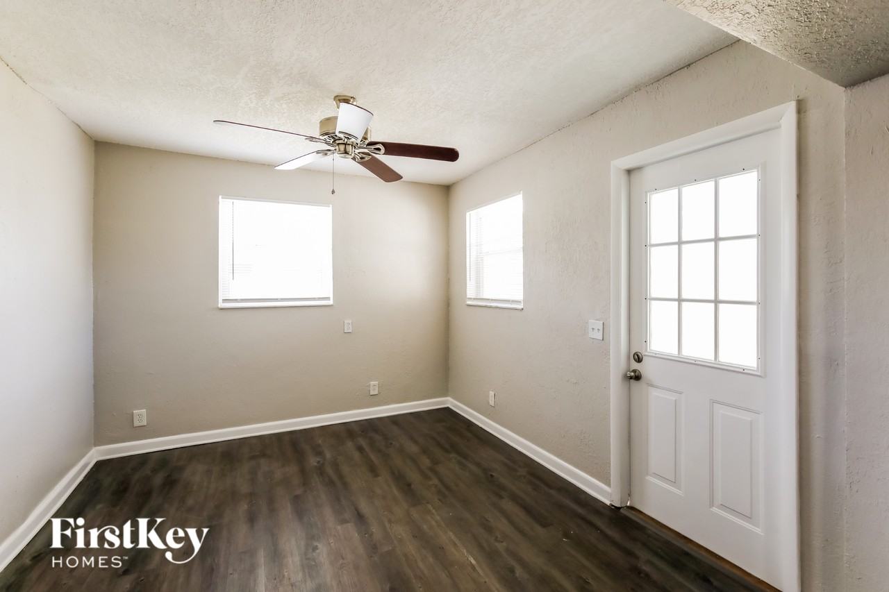 2330 N 67th Ave - Photo 3 of 16