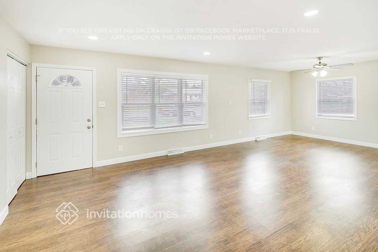 4240 Winedale Ln - Photo 5 of 26
