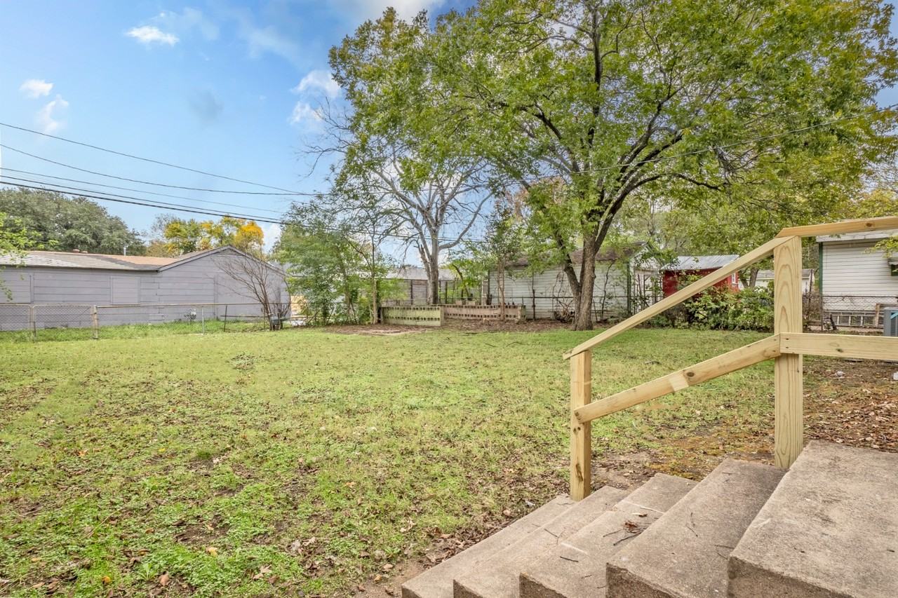 2423 Fenwick Dr - Photo 2 of 18