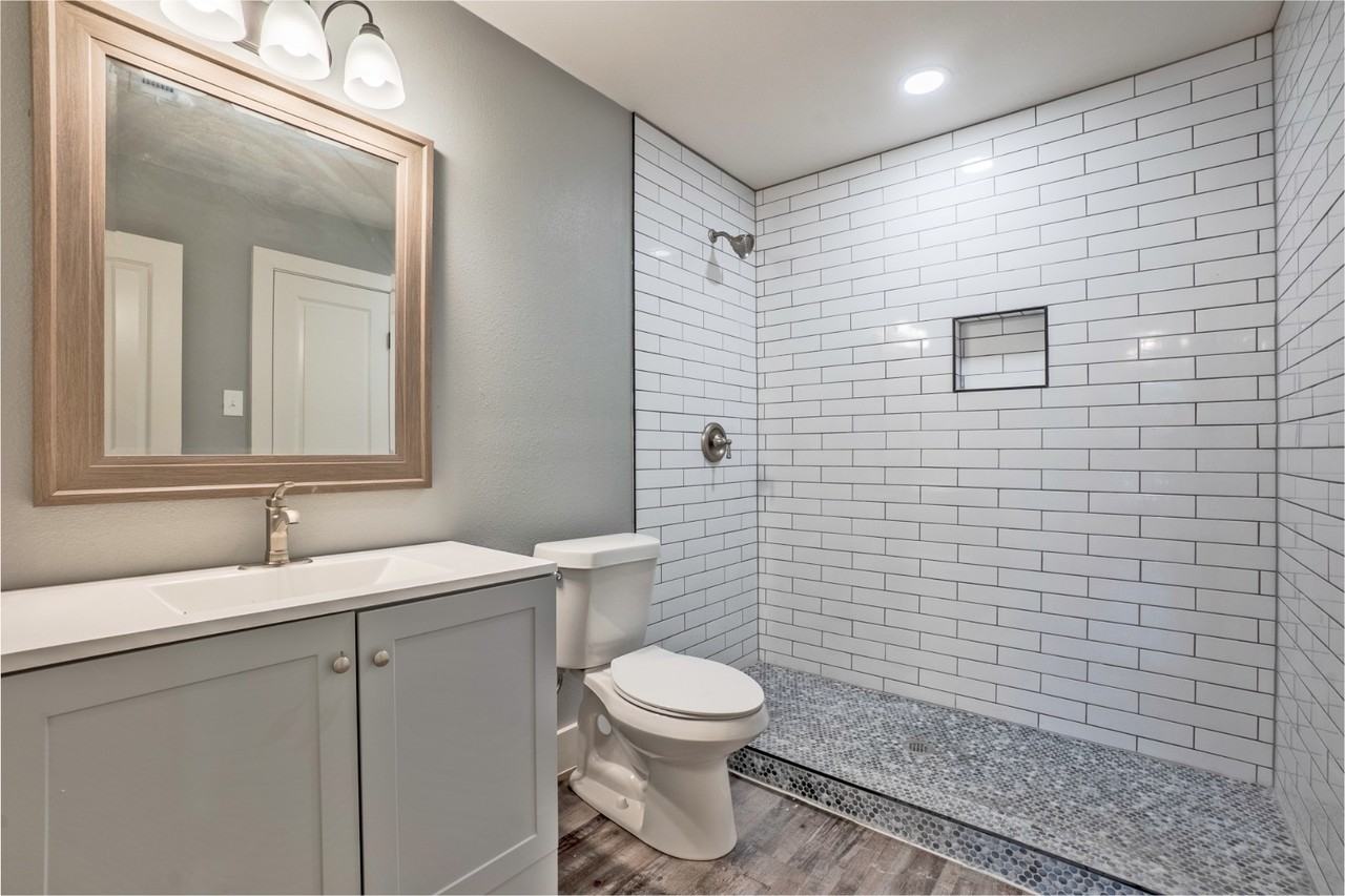 2423 Fenwick Dr - Photo 4 of 18