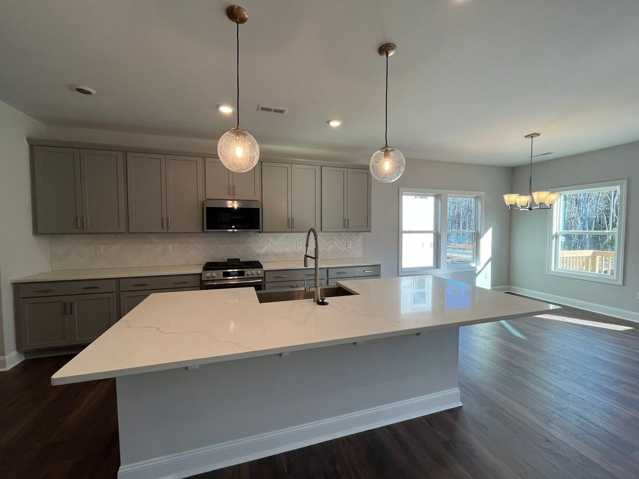 816 Challenger Ln - Photo 2 of 32
