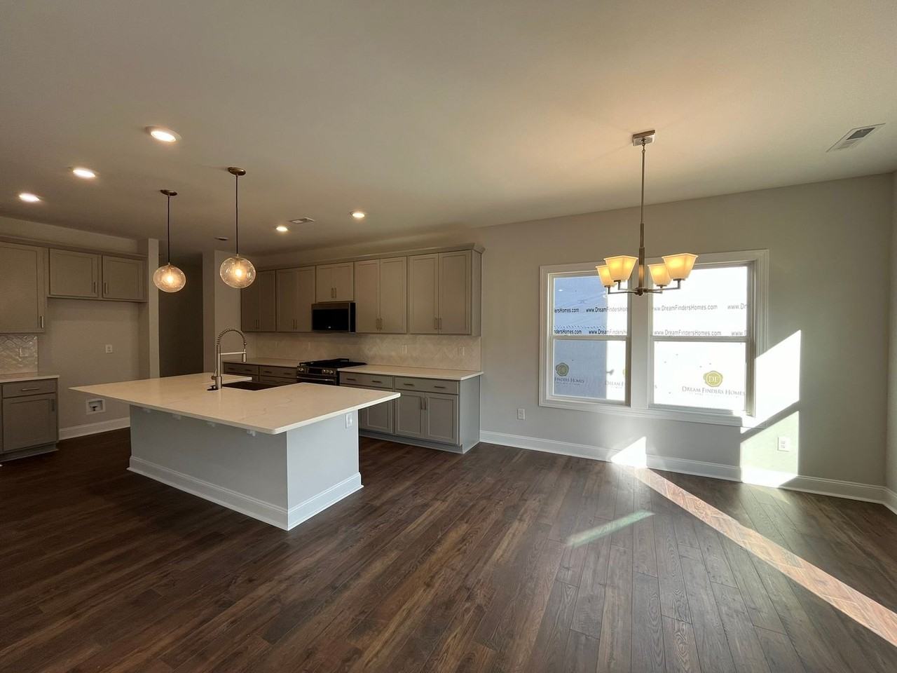 816 Challenger Ln - Photo 3 of 32