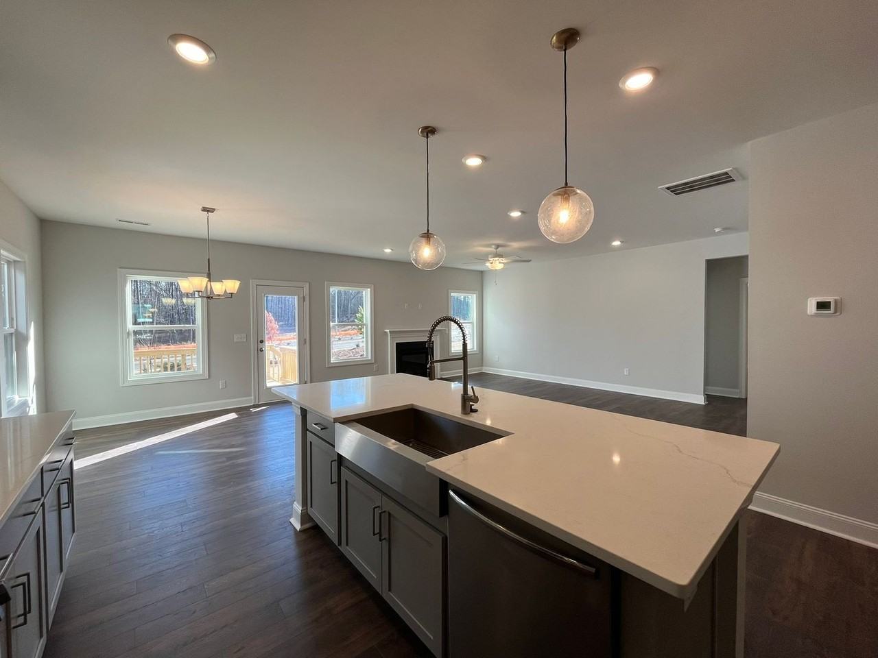 816 Challenger Ln - Photo 4 of 32