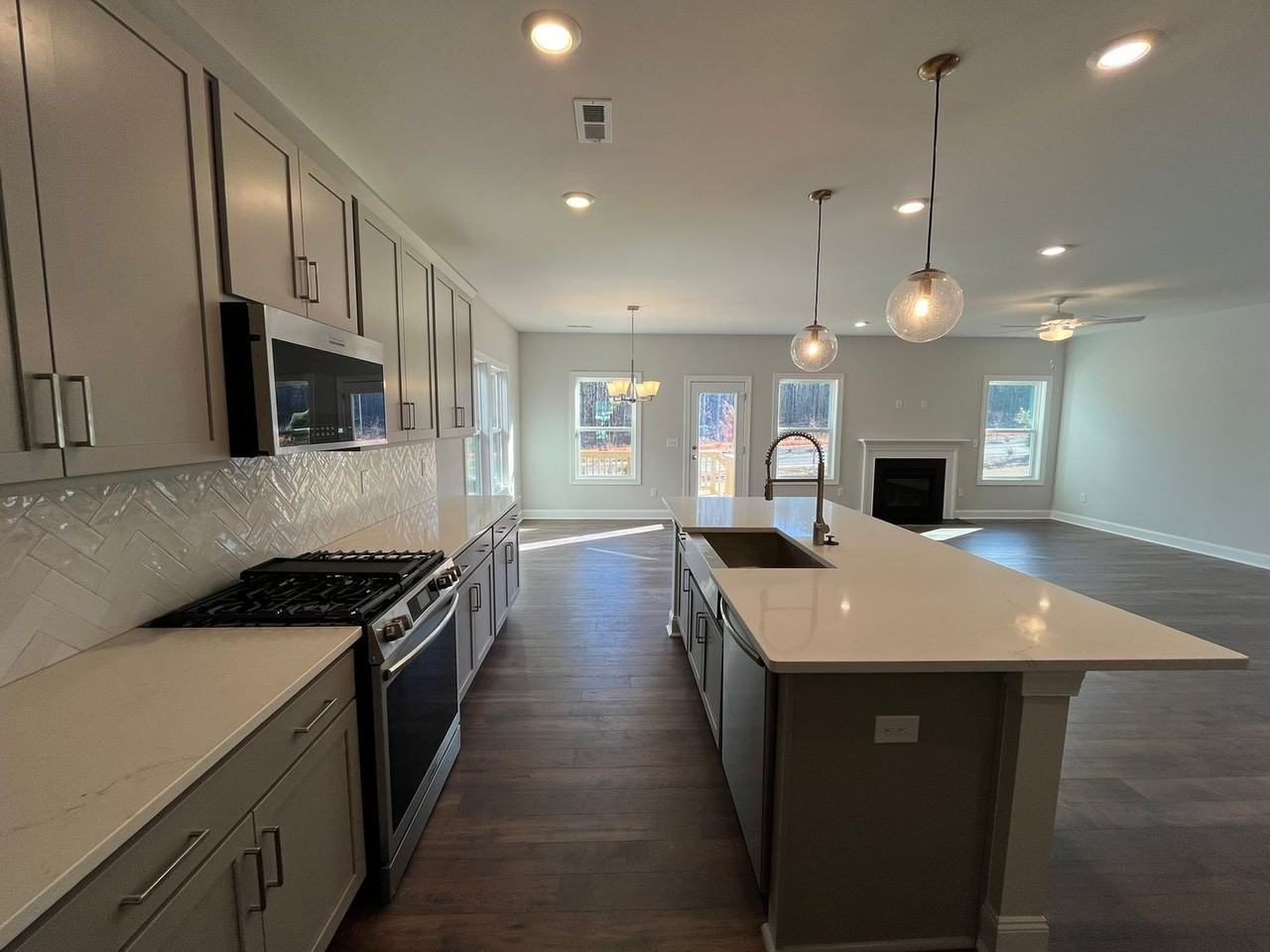 816 Challenger Ln - Photo 5 of 32