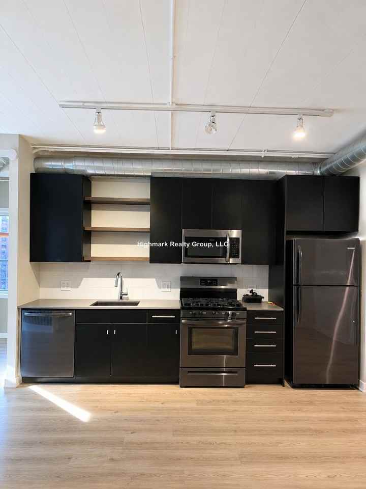 941 W Belmont Ave #204B