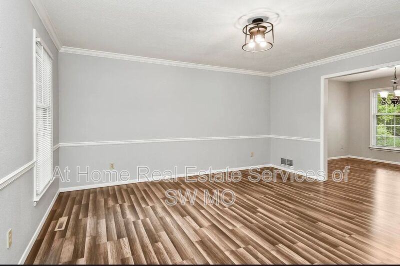 834 E Manchester Dr - Photo 3 of 26