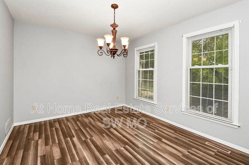 834 E Manchester Dr - Photo 4 of 26