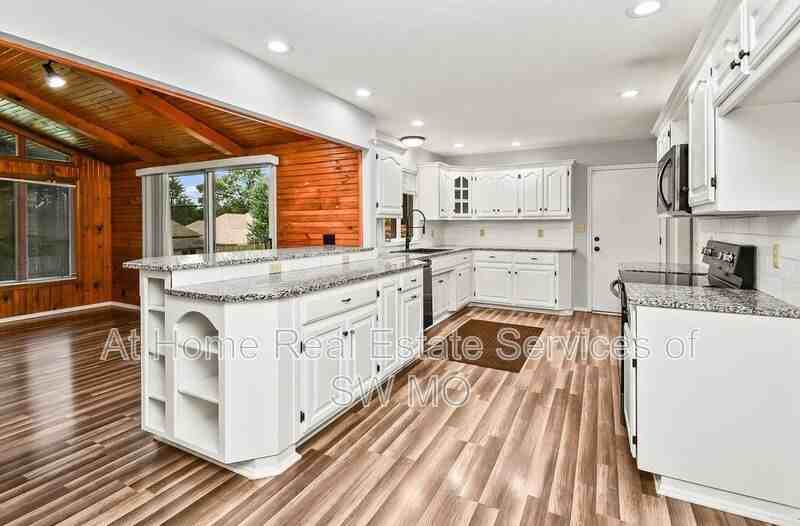 834 E Manchester Dr - Photo 5 of 26