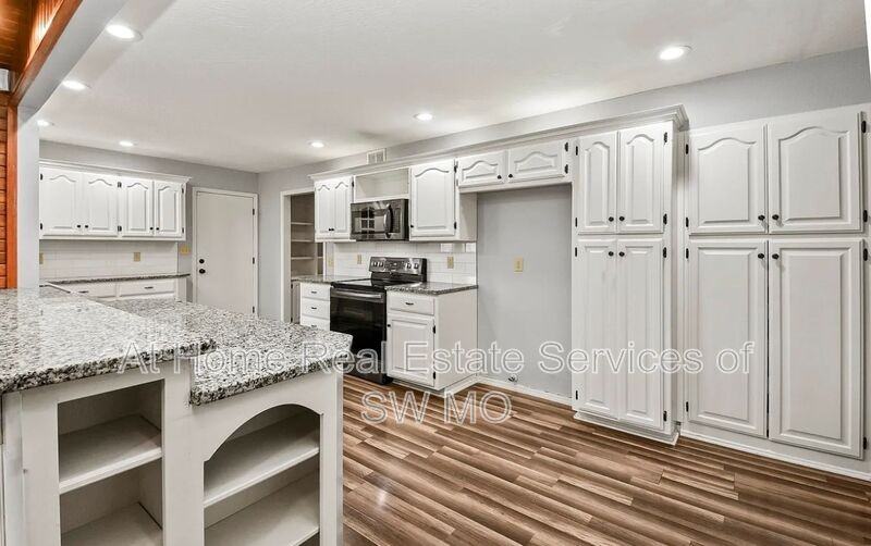 834 E Manchester Dr - Photo 6 of 26