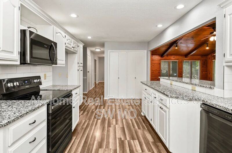 834 E Manchester Dr - Photo 7 of 26