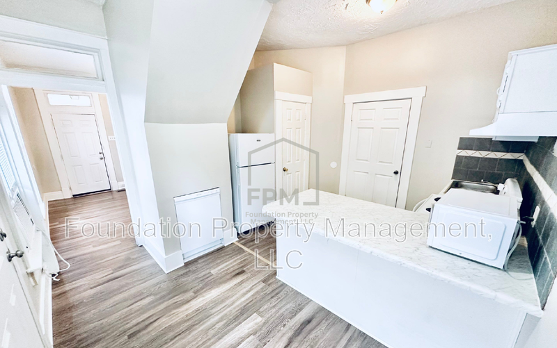 2106 Court Ave - Photo 5 of 15