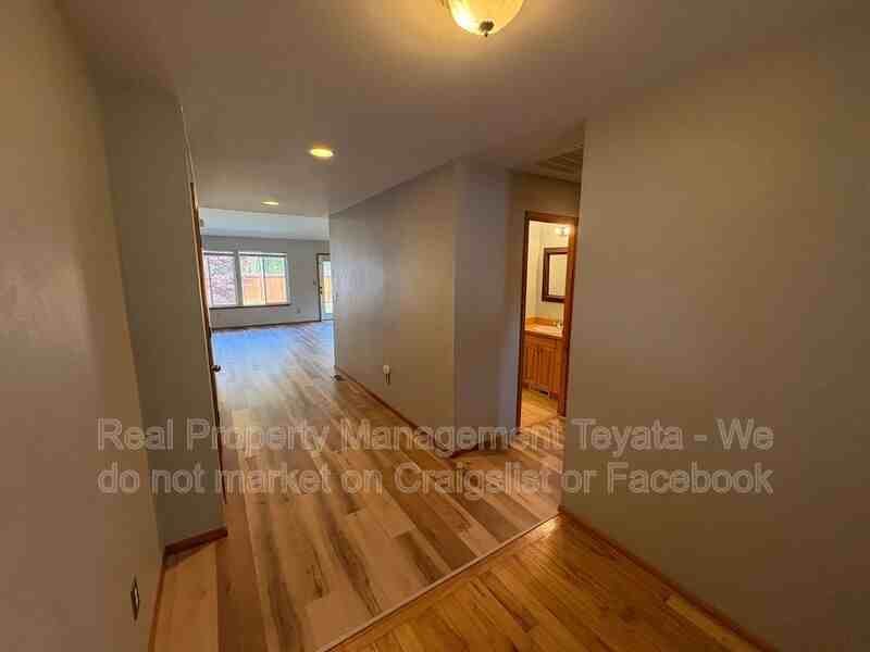 8390 Richmond Park Rd - Photo 2 of 25