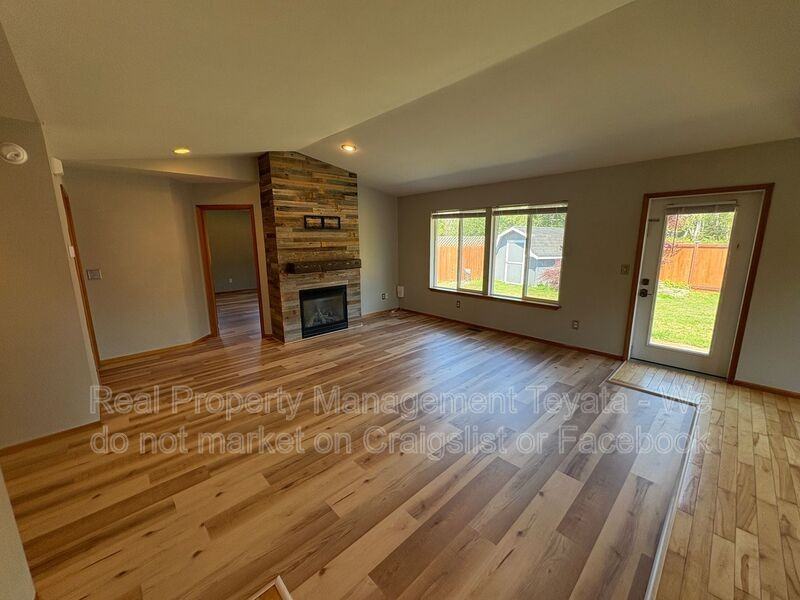 8390 Richmond Park Rd - Photo 3 of 25