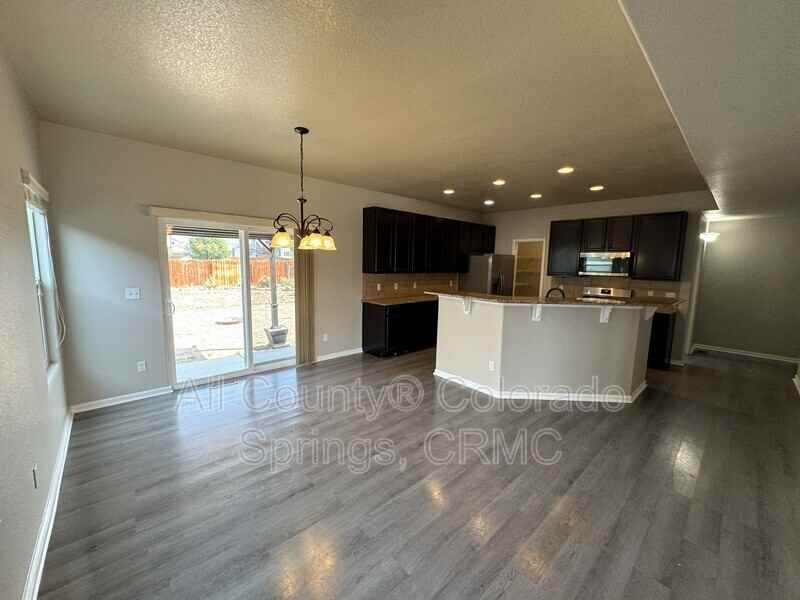 10394 Abrams Dr - Photo 4 of 38